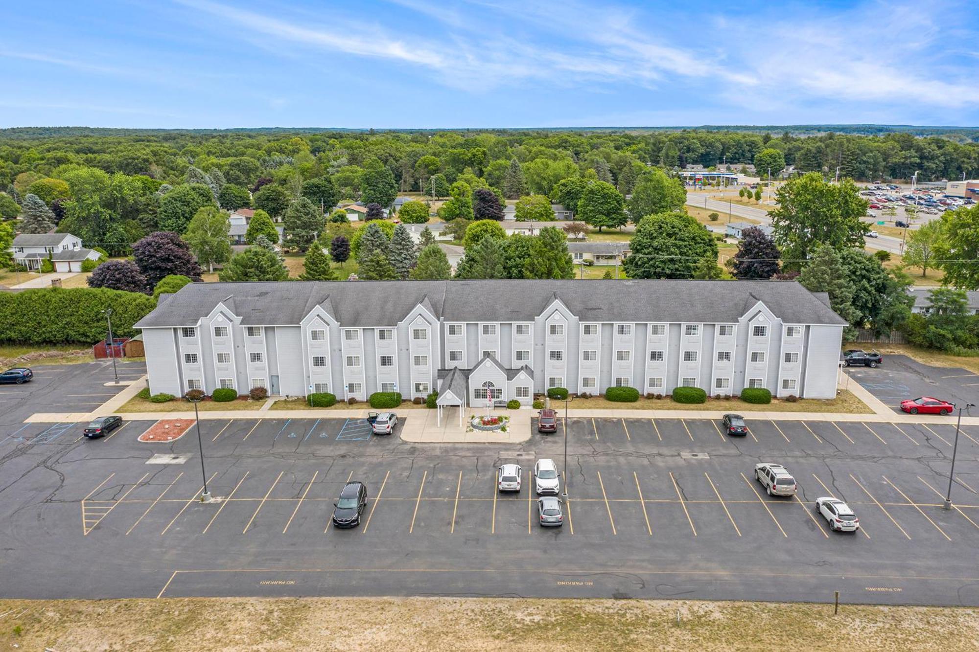 Microtel Inn And Suites Manistee Exterior photo